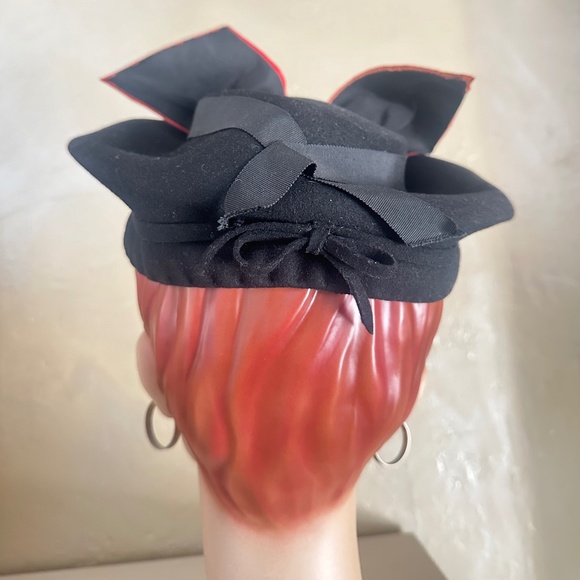 MODISH 1940S\' BLACK FELT HAT WITH LARGE RED SUEDE BOW + BLACK BEADS main image 7
